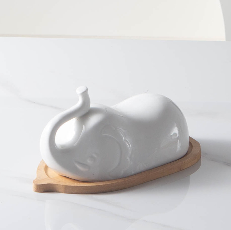 Porcelanski tanjur za maslac, nepravilnog oblika, jednobojni uzorak, moderan minimalistički stil, podglazurna površina