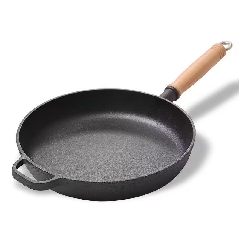 Lijevana tava s ravnim dnom, bez premaza, debeli zidovi, drška od drveta, za jaja, palačinke i steak.