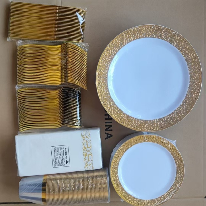 Jednokratni plastični servis za stolovanje s čašom, nožem, vilicom, žlicom i pladnjem; okrugli tanjuri; bruto težina 1,2 kg; kutija 5 kom.; rok trajanja 3 godine.