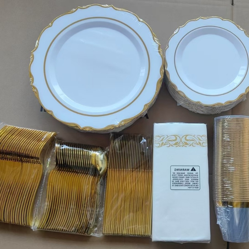 Jednokratni plastični servis za stolovanje s čašom, nožem, vilicom, žlicom i pladnjem; okrugli tanjuri; bruto težina 1,2 kg; kutija 5 kom.; rok trajanja 3 godine.