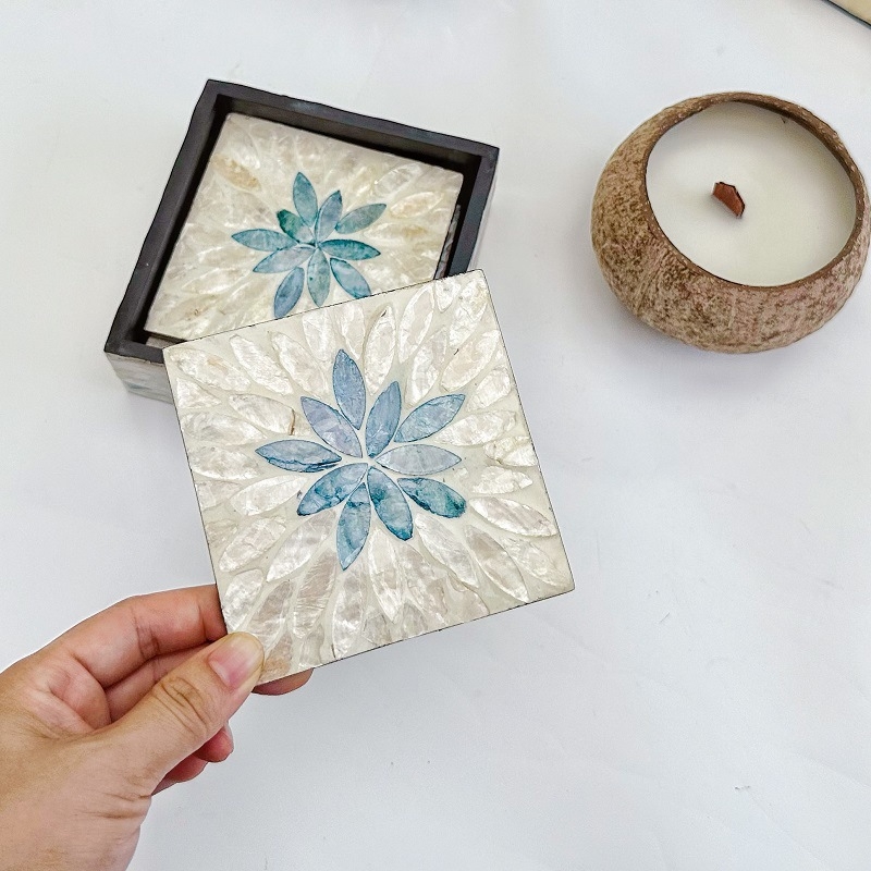 Podložke za tanjure od školjki s cvjetnim uzorkom, kvadratne, Nordic stil (Materijal: školjke; Uzorak: cvijeće; Oblik: kvadrat; Stil: Nordic; Biorazgradivo: Da)
