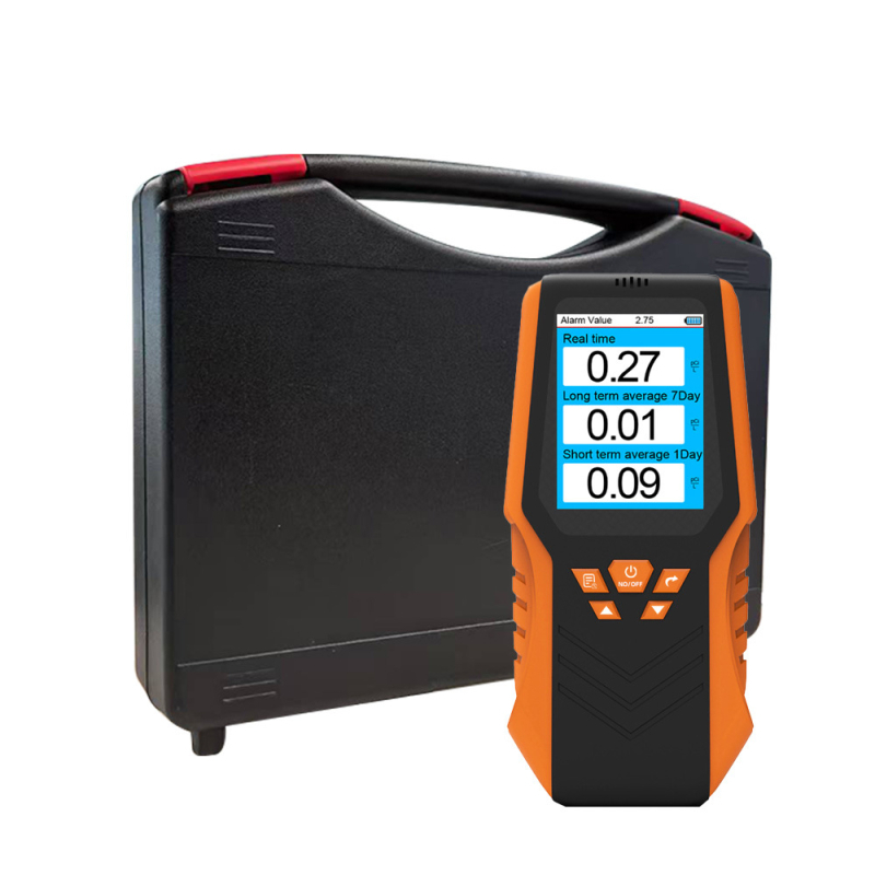 DM68R kézi radon koncentráció detektor — valós idejű mérés, rövid és hosszú távú átlagok, mérési tartomány 0–270 pCi/L, pontosság 0.01 pCi/L, USB tápegység