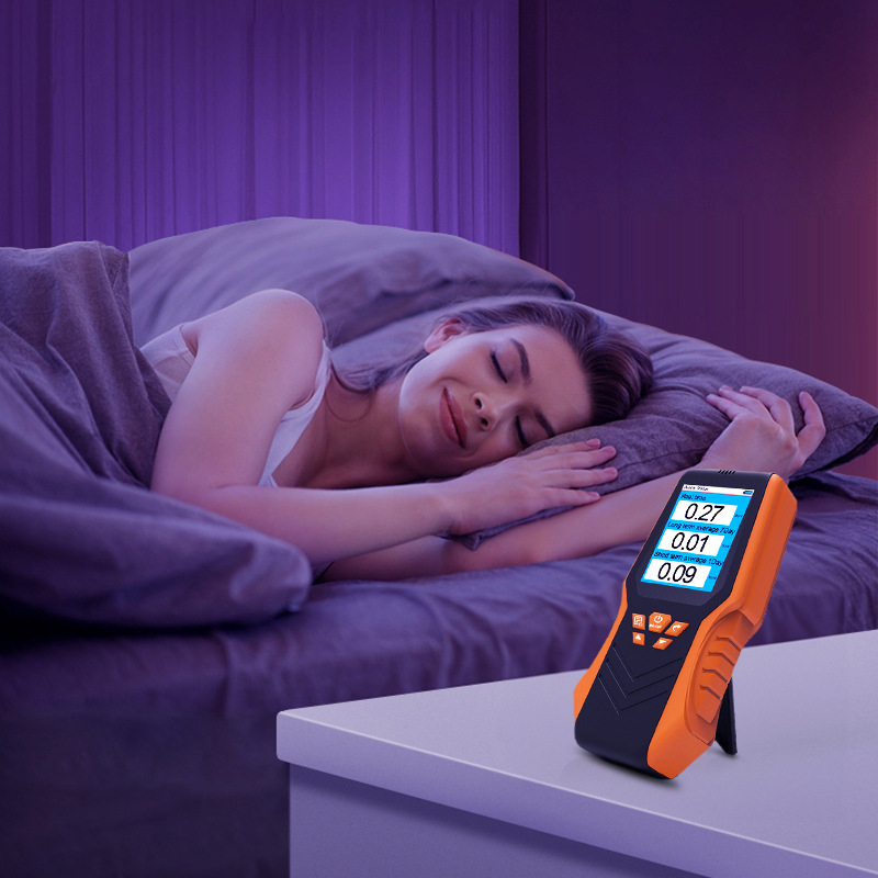 DM68R kézi radon koncentráció detektor — valós idejű mérés, rövid és hosszú távú átlagok, mérési tartomány 0–270 pCi/L, pontosság 0.01 pCi/L, USB tápegység