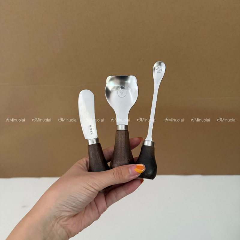 304 rozsdamentes acél eszközkészlet diófa fogantyúval, hordozható és stabil, tartalmaz vajkést, keverőkanalat és gyermekkanalat