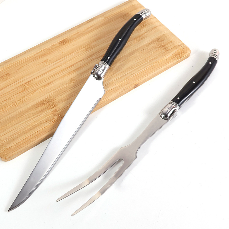 Set pribora za jelo: 420 nehrđajući čelik, ABS držač; uključuje nož za steak, vilicu za roštilj, vilicu za rezanje mesa, nož i vilicu za salatu; moderan minimalistički dizajn