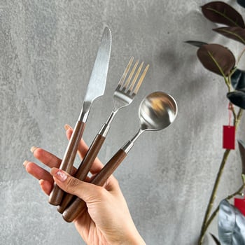 Set noževa, vilice i žlice za steak s drškom od orahovog drveta, 304 nehrđajući čelik, ogledno poliranje, minimalistički stil, tri dijela