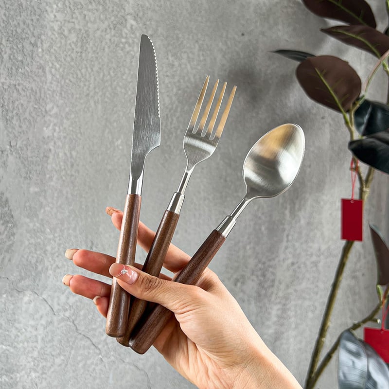 Set noževa, vilice i žlice za steak s drškom od orahovog drveta, 304 nehrđajući čelik, ogledno poliranje, minimalistički stil, tri dijela