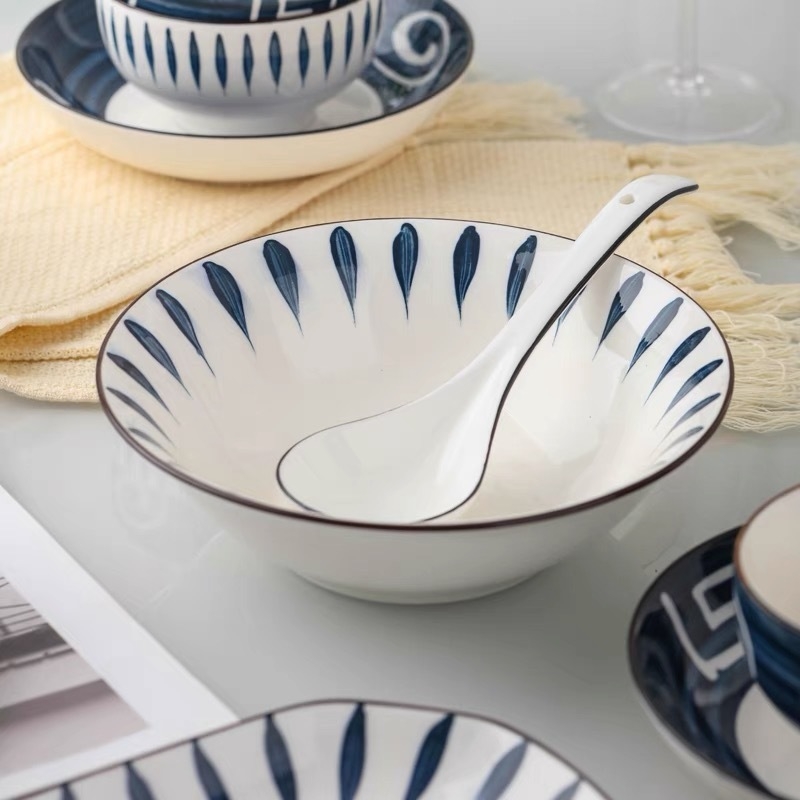 Jingdezhen porculanski komplet posuđa – zdjele i zdjele za juhu, moderan minimalistički japanski stil, cvjetni uzorak ispod glazure, prikladan za mikrovalnu pećnicu
