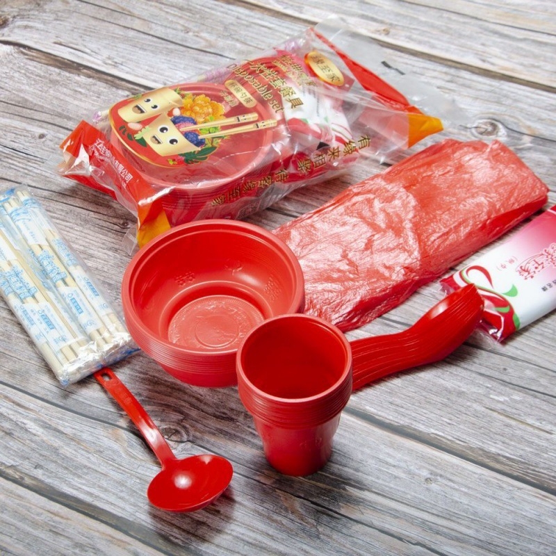 Egyszer használatos vacsoraedények készlet piros színben, esküvői bankettre — tálak és poharak 10 személyre; Márka: Egyéb; Anyag: Egyéb; Logó nyomtatás; Személyre szabott feldolgozás