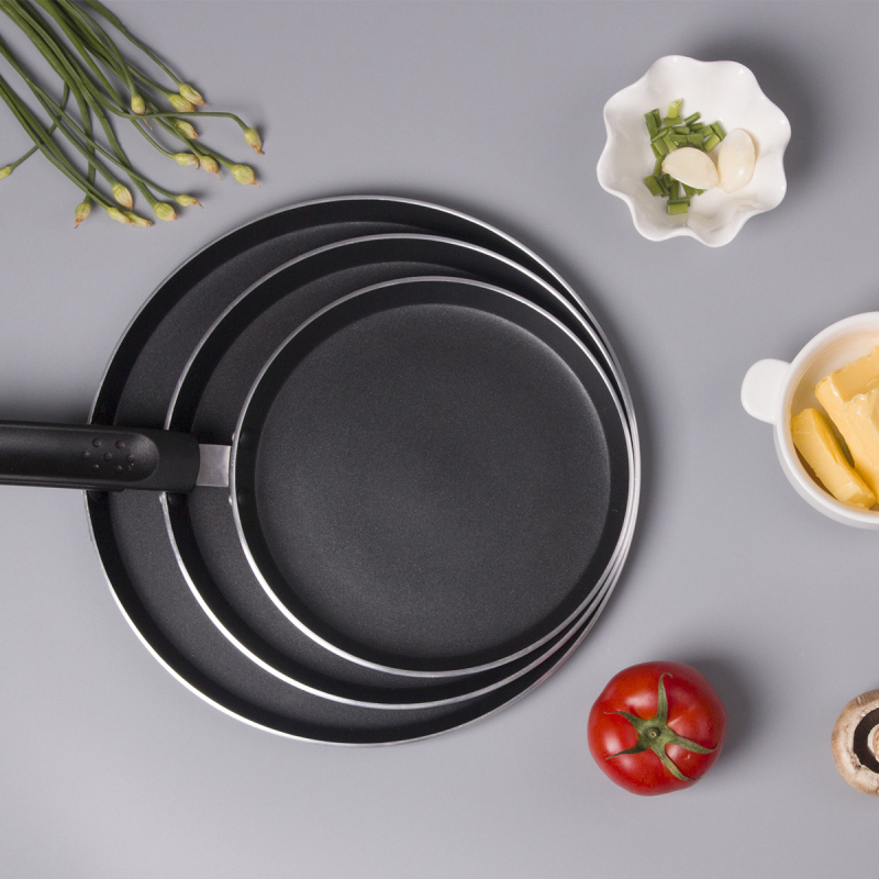 Aluminijska tava za prženje s neprijanjajućim premazom, Cooker King / Cui dahuang; višeslojno dno; težina 360 g; dubina 1,9 cm