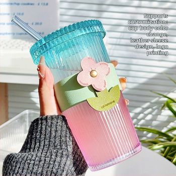 Szódás-lime üvegből készült gyümölcslé pohár szívóval, hengeres alakú, fedéllel, szívóval és tartóval, magas hőállóság, logó nyomtatása