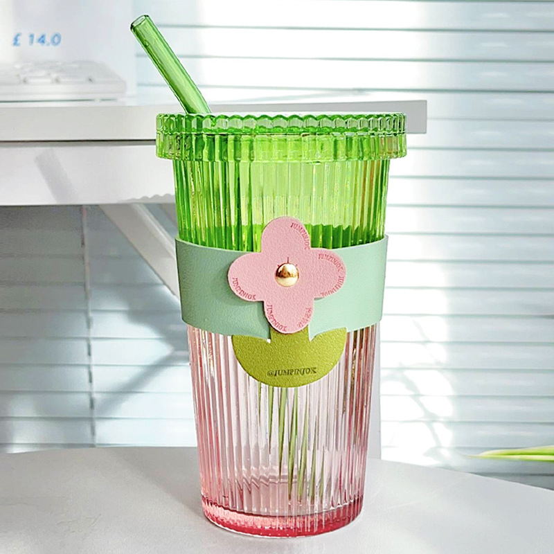 Szódás-lime üvegből készült gyümölcslé pohár szívóval, hengeres alakú, fedéllel, szívóval és tartóval, magas hőállóság, logó nyomtatása