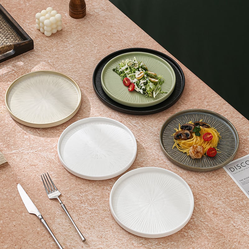 Porcelanski plosnati tanjur, prugasti uzorak, okruglog oblika, japanski stil