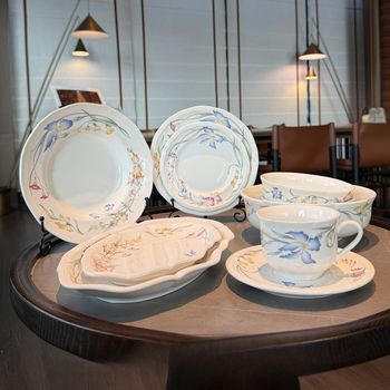 Porcelanski servis za stolni poslužaj u francuskom stilu s čipkastim rubom i cvjetnim uzorkom — tanjuri za glavno jelo, desertni tanjuri, zdjele, šalice i podloške