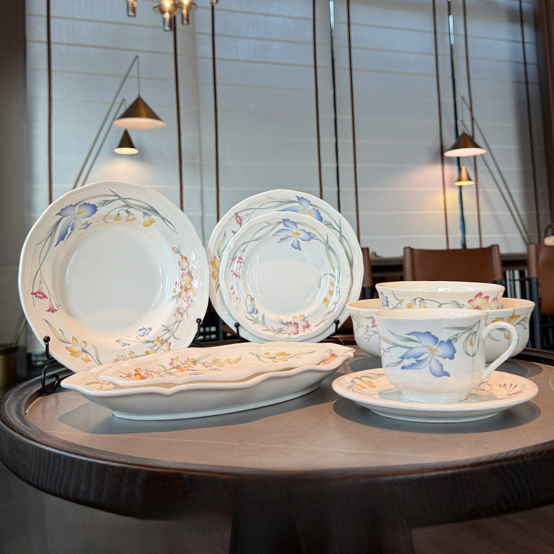Porcelanski servis za stolni poslužaj u francuskom stilu s čipkastim rubom i cvjetnim uzorkom — tanjuri za glavno jelo, desertni tanjuri, zdjele, šalice i podloške