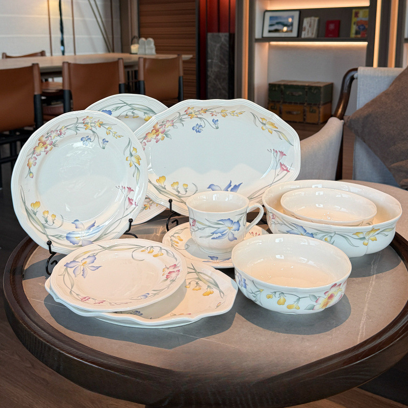 Porcelanski servis za stolni poslužaj u francuskom stilu s čipkastim rubom i cvjetnim uzorkom — tanjuri za glavno jelo, desertni tanjuri, zdjele, šalice i podloške