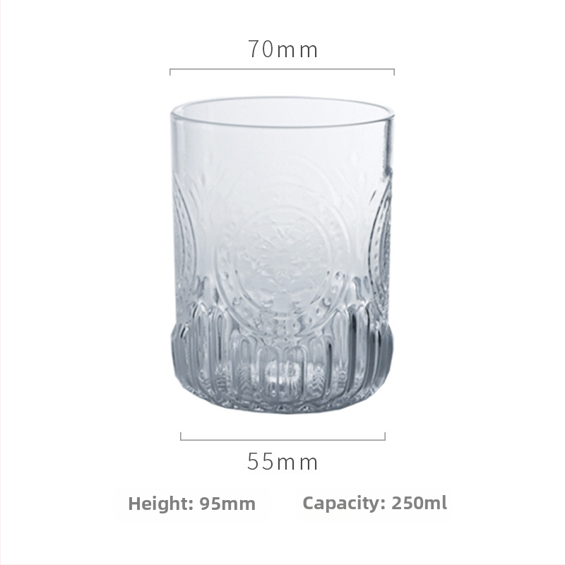 Set studenej vody s reliéfom slnečnice a pohárov, sklenené poháre na džúsy a nápoje, povrch s kladivovou textúrou