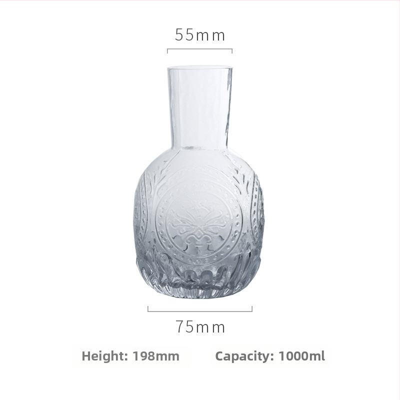 Set studenej vody s reliéfom slnečnice a pohárov, sklenené poháre na džúsy a nápoje, povrch s kladivovou textúrou