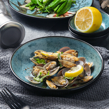 Kézzel festett liliom motívumos kerámia étkészlet, aláglazúros porcelán, tartalmaz rizses tálat, halas tányért és fedeles levesestálat