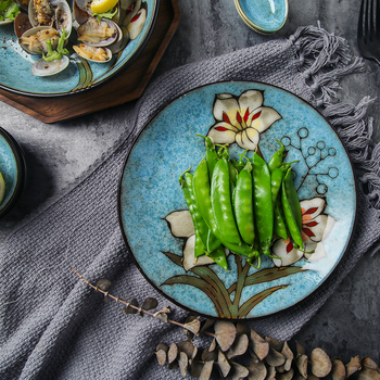 Kézzel festett liliom motívumos kerámia étkészlet, aláglazúros porcelán, tartalmaz rizses tálat, halas tányért és fedeles levesestálat