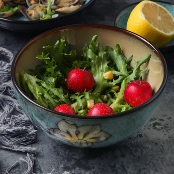 Kézzel festett liliom motívumos kerámia étkészlet, aláglazúros porcelán, tartalmaz rizses tálat, halas tányért és fedeles levesestálat