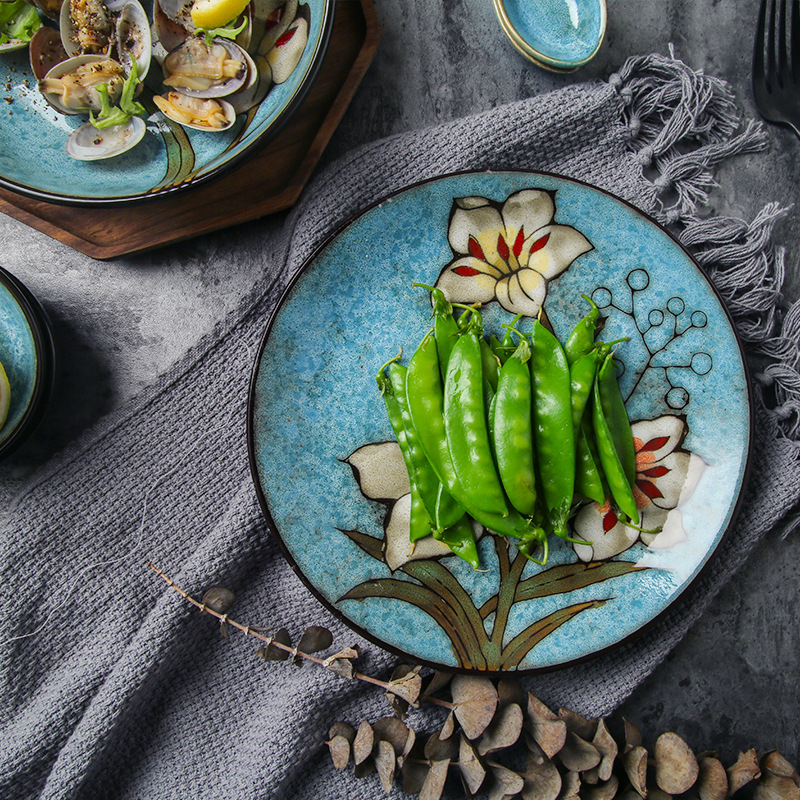 Kézzel festett liliom motívumos kerámia étkészlet, aláglazúros porcelán, tartalmaz rizses tálat, halas tányért és fedeles levesestálat