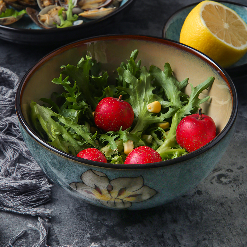 Kézzel festett liliom motívumos kerámia étkészlet, aláglazúros porcelán, tartalmaz rizses tálat, halas tányért és fedeles levesestálat