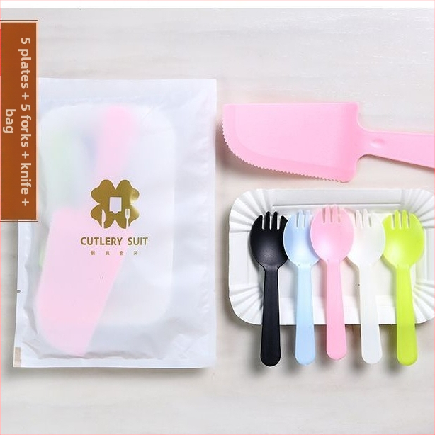 Jednorázový plastový set na pečenie a stolovanie pre narodeninové oslavy — štvorcové taniere, nože a vidličky, štyri v jednom tortovému príslušenstvu, možnosť personalizácie loga