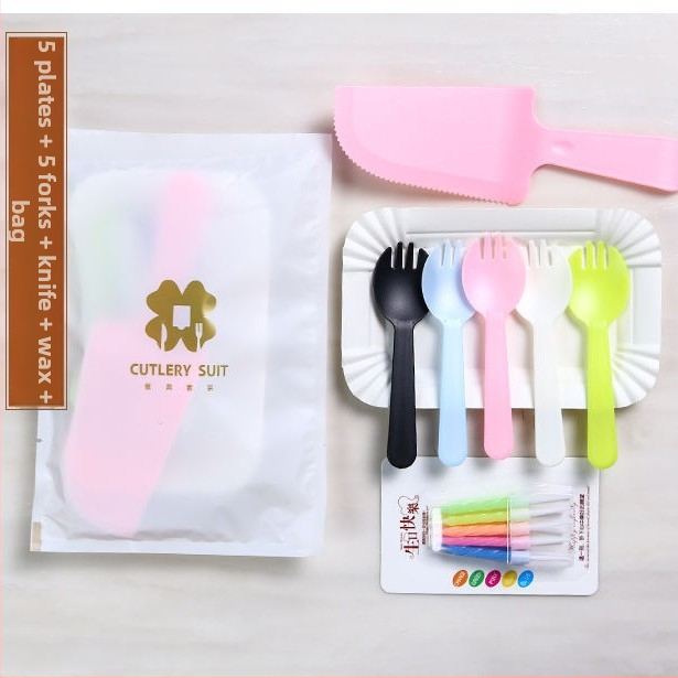 Jednorázový plastový set na pečenie a stolovanie pre narodeninové oslavy — štvorcové taniere, nože a vidličky, štyri v jednom tortovému príslušenstvu, možnosť personalizácie loga