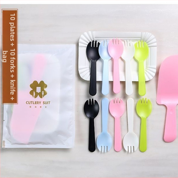 Jednorázový plastový set na pečenie a stolovanie pre narodeninové oslavy — štvorcové taniere, nože a vidličky, štyri v jednom tortovému príslušenstvu, možnosť personalizácie loga