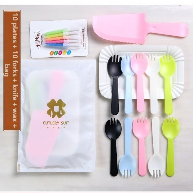 Jednorázový plastový set na pečenie a stolovanie pre narodeninové oslavy — štvorcové taniere, nože a vidličky, štyri v jednom tortovému príslušenstvu, možnosť personalizácie loga