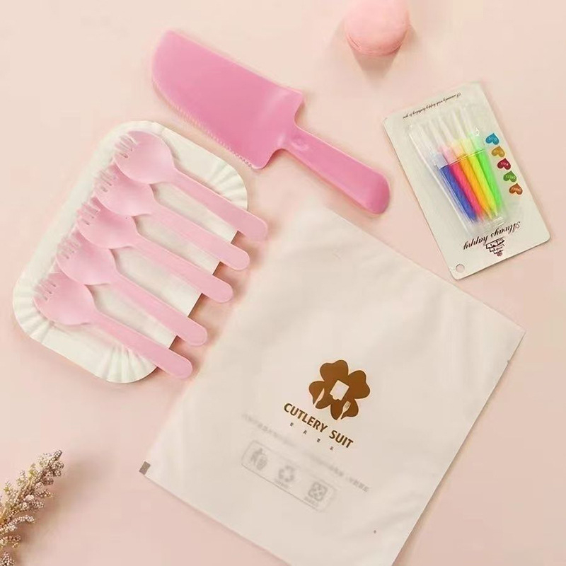 Jednokratni plastični set posuđa za pečenje i posluživanje za rođendane — kvadratne ploče, noževi i vilice, četiri u jednom pribor za tortu, mogućnost prilagođavanja logotipa