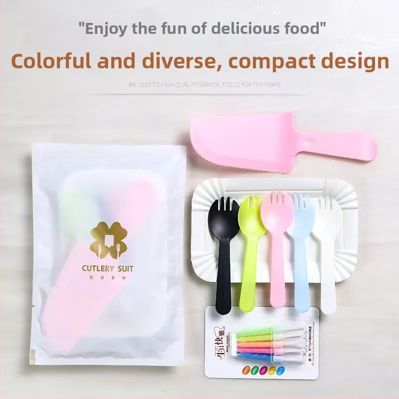 Jednorázový plastový set na pečenie a stolovanie pre narodeninové oslavy — štvorcové taniere, nože a vidličky, štyri v jednom tortovému príslušenstvu, možnosť personalizácie loga