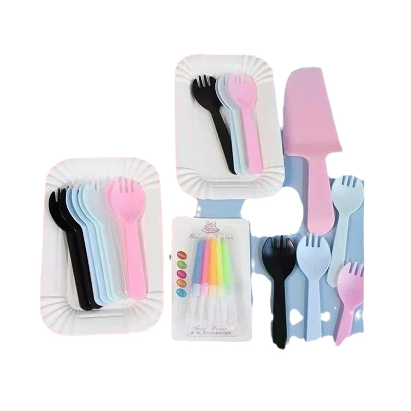 Jednokratni plastični set posuđa za pečenje i posluživanje za rođendane — kvadratne ploče, noževi i vilice, četiri u jednom pribor za tortu, mogućnost prilagođavanja logotipa