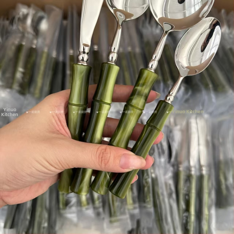 5-dielny súbor západného príboru z nehrdzavejúcej ocele – nôž na steak, vidlica, dezertná vidlička a lyžica – vysoký štýl, ľahký luxusný retro dizajn