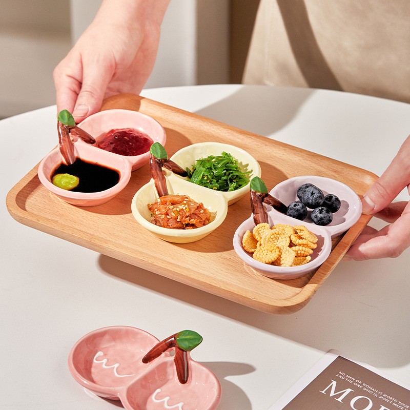 Kerámiából készült kétrekeszes mártásos tál, szabálytalan formájú, szószokhoz és teás nassolnivalókhoz; mikrohullámú sütőben nem használható.