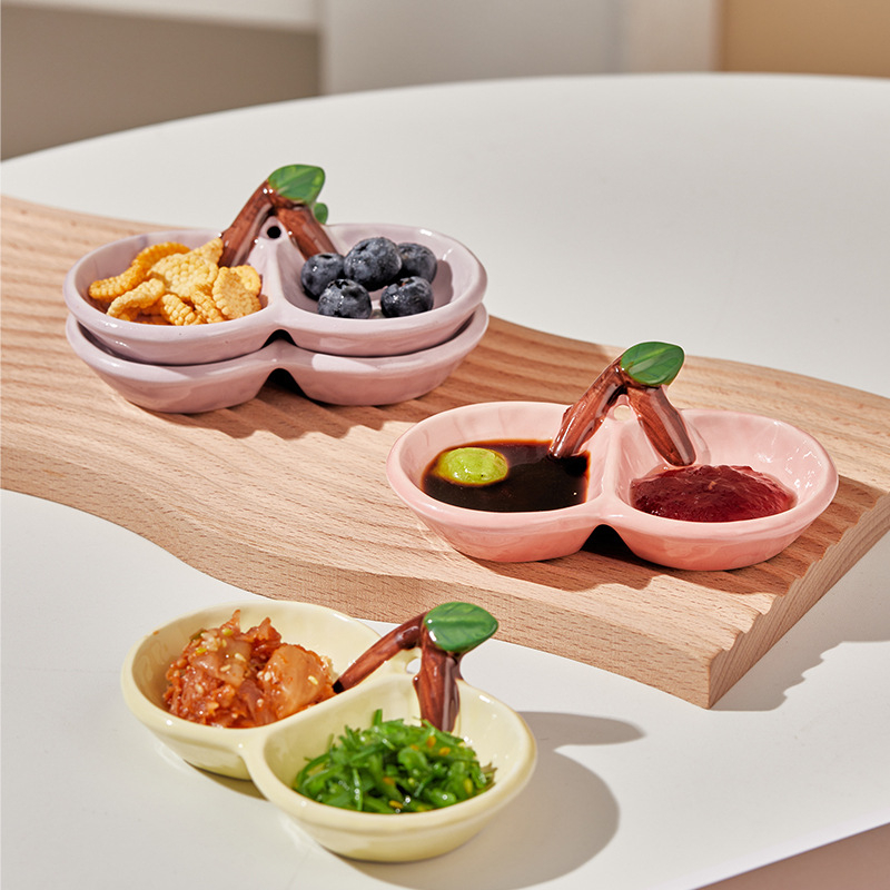 Kerámiából készült kétrekeszes mártásos tál, szabálytalan formájú, szószokhoz és teás nassolnivalókhoz; mikrohullámú sütőben nem használható.