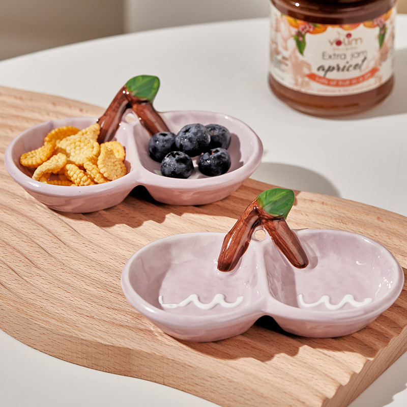 Kerámiából készült kétrekeszes mártásos tál, szabálytalan formájú, szószokhoz és teás nassolnivalókhoz; mikrohullámú sütőben nem használható.