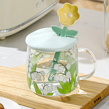 Set din patru pahare de sticlă borosilicată, cu capac și linguriță, model cu flori, cilindric cu mâner, rezistent la temperaturi înalte