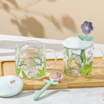 Set din patru pahare de sticlă borosilicată, cu capac și linguriță, model cu flori, cilindric cu mâner, rezistent la temperaturi înalte