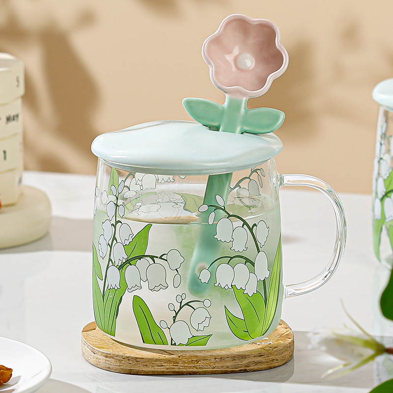 Set din patru pahare de sticlă borosilicată, cu capac și linguriță, model cu flori, cilindric cu mâner, rezistent la temperaturi înalte