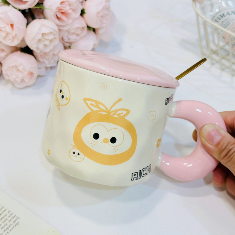 Set din patru pahare de sticlă borosilicată, cu capac și linguriță, model cu flori, cilindric cu mâner, rezistent la temperaturi înalte