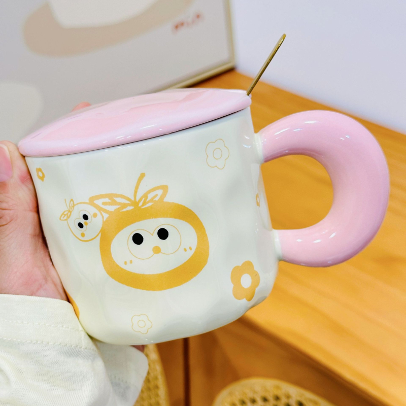 Set din patru pahare de sticlă borosilicată, cu capac și linguriță, model cu flori, cilindric cu mâner, rezistent la temperaturi înalte