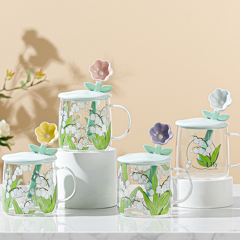 Set din patru pahare de sticlă borosilicată, cu capac și linguriță, model cu flori, cilindric cu mâner, rezistent la temperaturi înalte