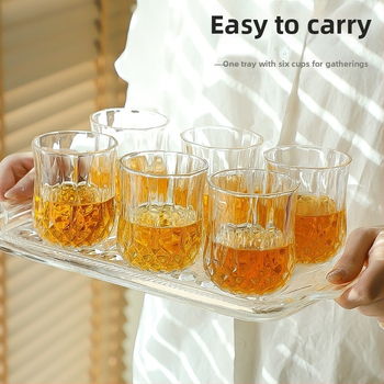 Sada sklenených pohárov s podnosom na servírovanie a taniermi na občerstvenie — jednoduchý domáci jedálenský set