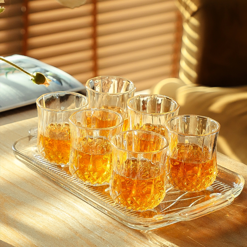 Σετ γυάλινα ποτήρια με δίσκο σερβιρίσματος και πιάτα για σνακ — απλό οικιακό σετ τραπεζιού με ποτήρια καλεσμένων