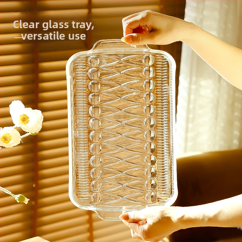 Sada sklenených pohárov s podnosom na servírovanie a taniermi na občerstvenie — jednoduchý domáci jedálenský set