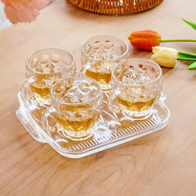 Σετ γυάλινα ποτήρια με δίσκο σερβιρίσματος και πιάτα για σνακ — απλό οικιακό σετ τραπεζιού με ποτήρια καλεσμένων