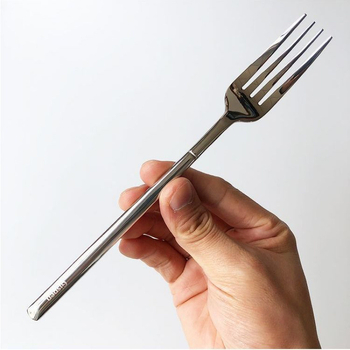 Set zapadnih pribora: nož, vilica i žlica, nehrđajući čelik, tri komada, ručna izrada, moderni minimalistički dizajn, blago defektan