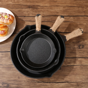 Tiganj za prženje s jednom drškom — lijevano željezo, plitko dno, bez premaza; kompatibilan s plinskim i indukcijskim pločama; težina 2,1 kg; dubina 4,3 cm; model 051